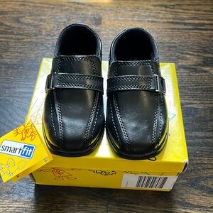Brand new!! Never worn with tags! Smart fit boys black dress shoe. Size 6 1/2W.
